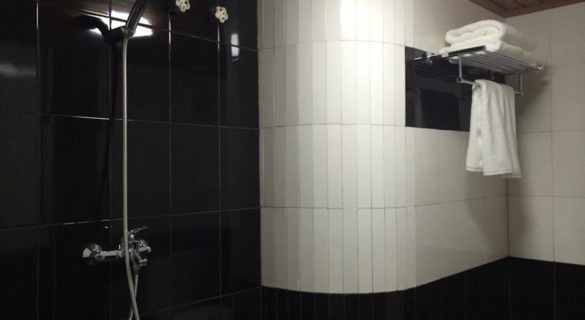 Hotel Esta ヤンゴン エクステリア 写真